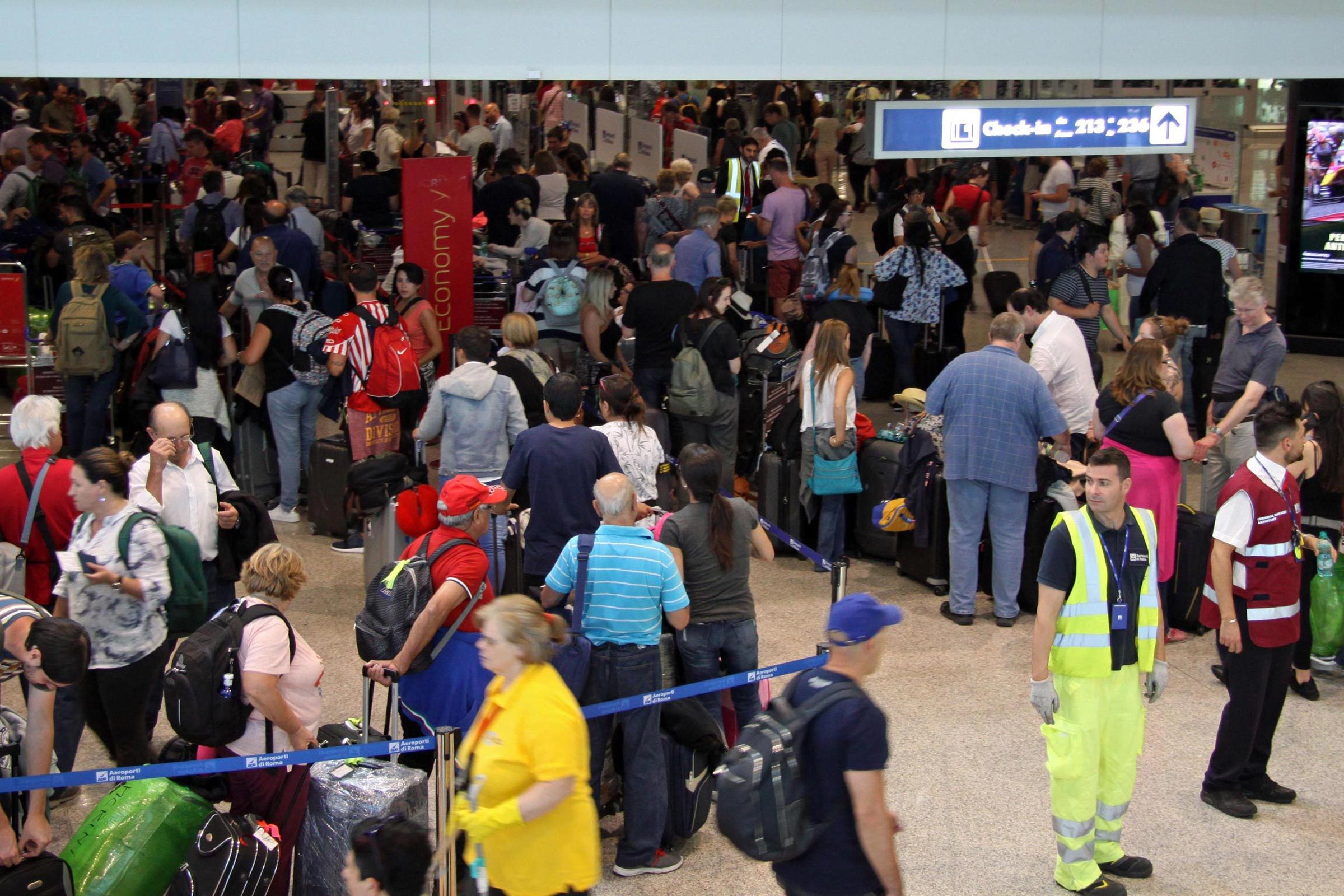 10 Stunning Photos Revealing the Chaos of Flight Delays