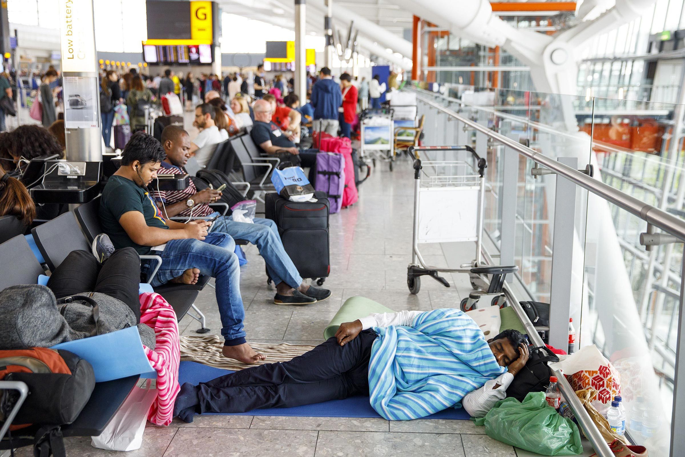 10 Stunning Photos Revealing the Chaos of Flight Delays