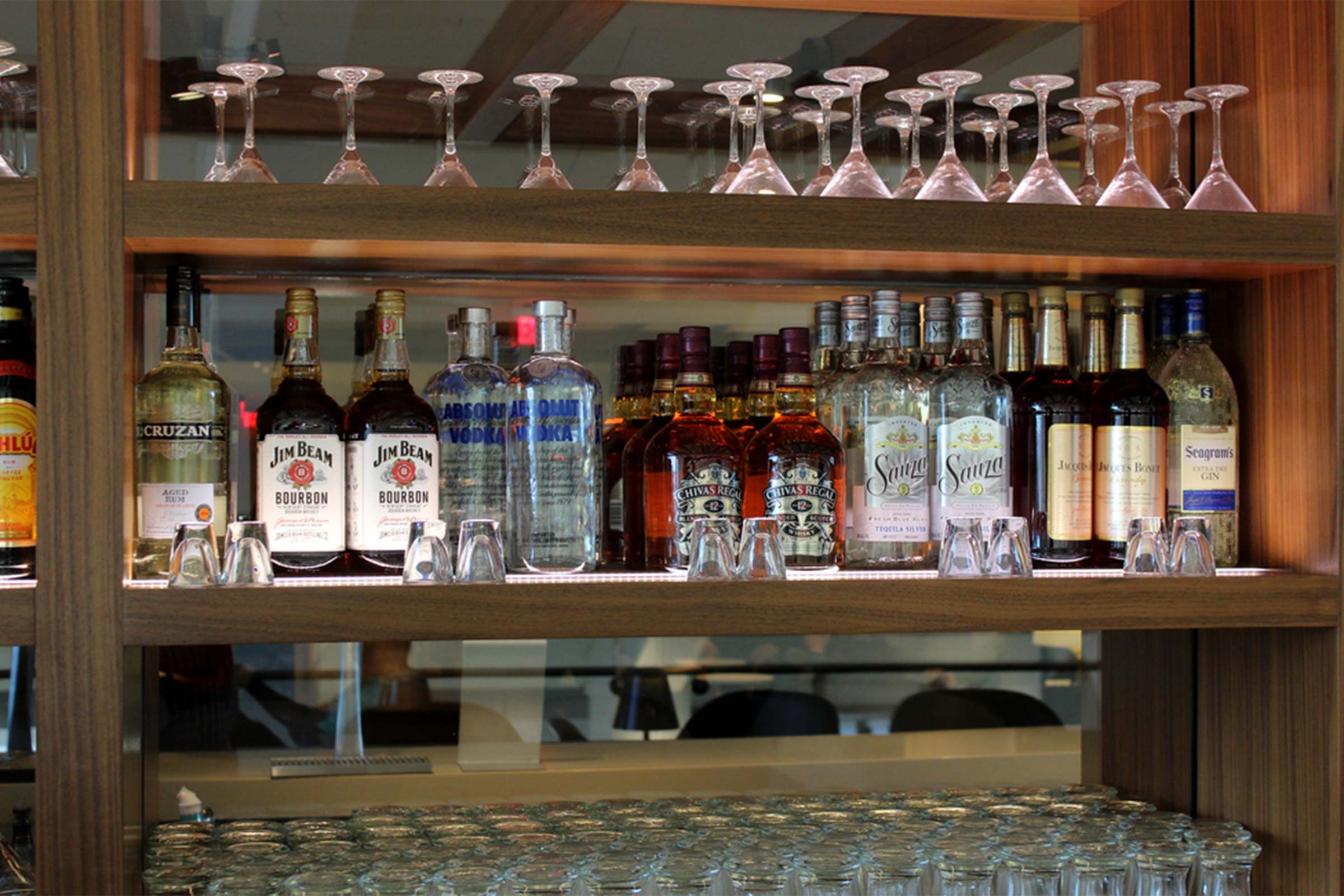 12 Insider Tips from Airport Bartenders You Should Know