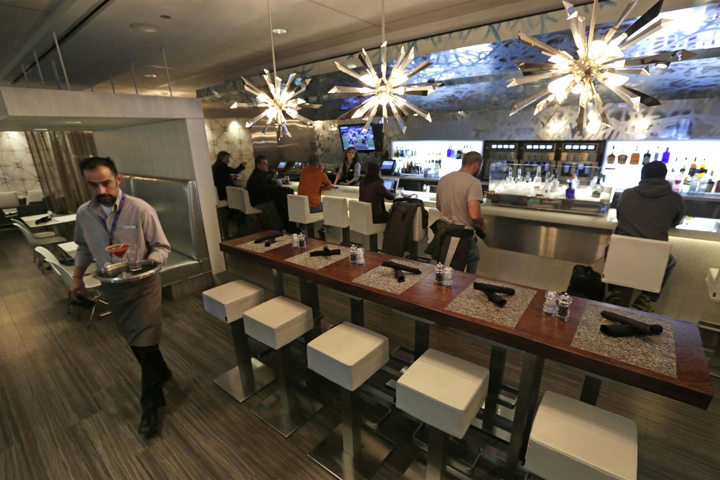 12 Insider Tips from Airport Bartenders You Should Know