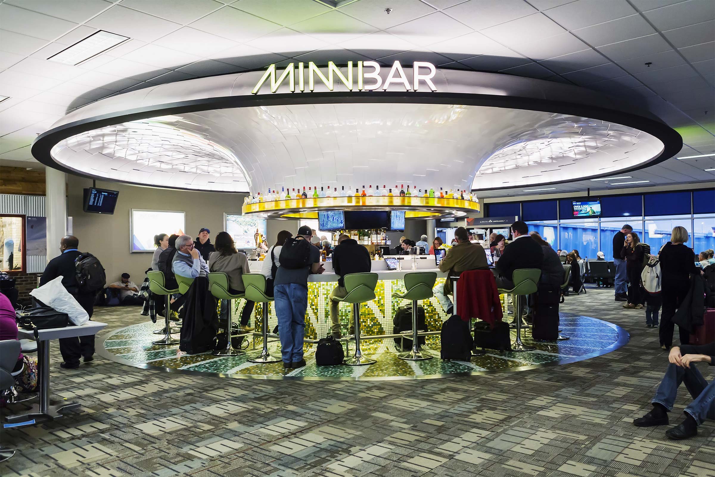 12 Insider Tips from Airport Bartenders You Should Know
