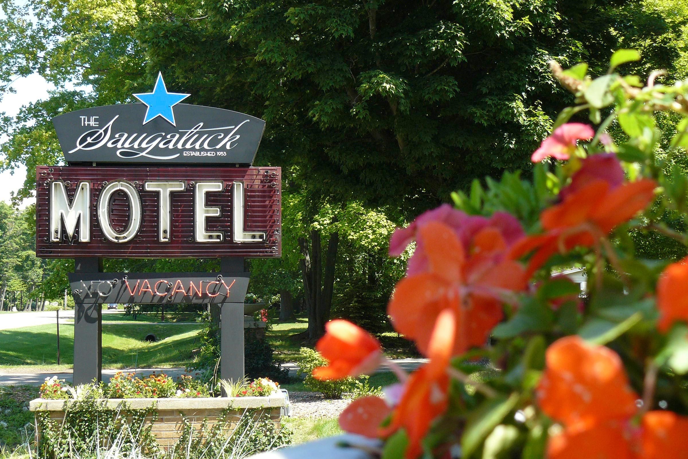 Top 17 Classic Retro Hotels Across America