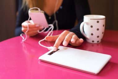 9 Affordable Ways to Use Your Phone Abroad Without Breaking the Bank