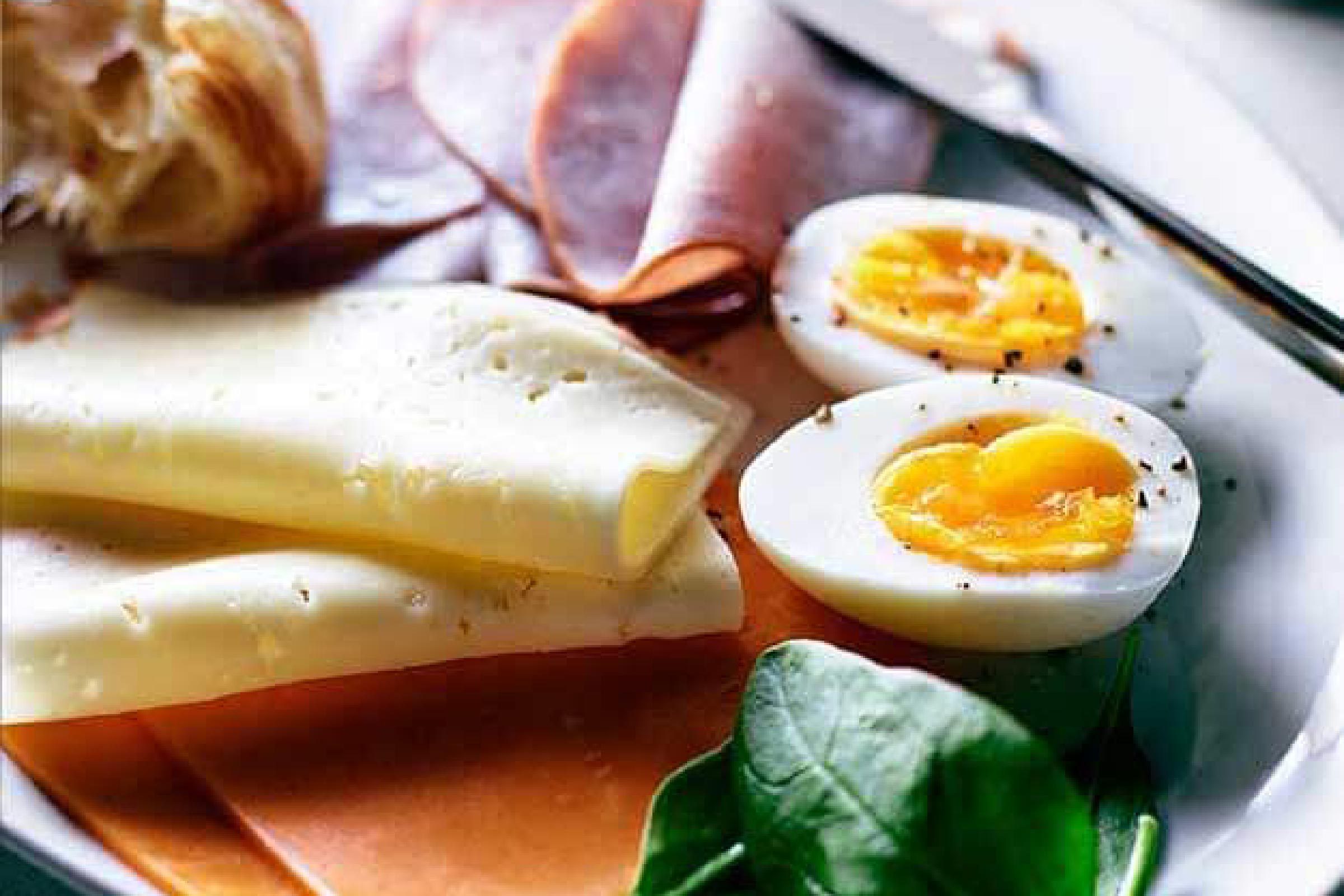 Top 15 Hotels Offering Free Hot Breakfasts for Travelers