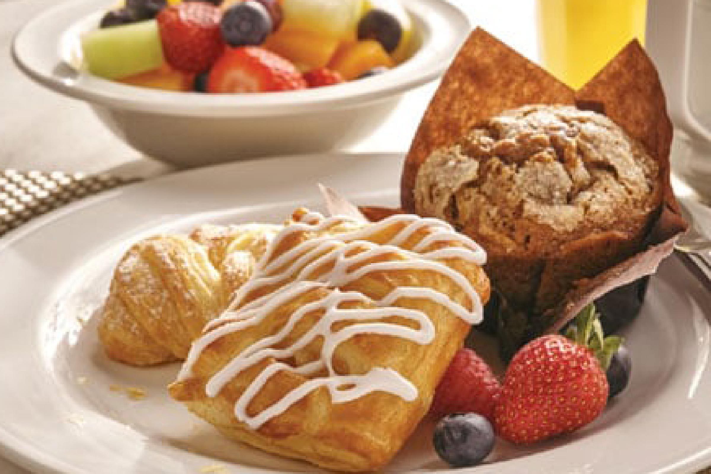 Top 15 Hotels Offering Free Hot Breakfasts for Travelers