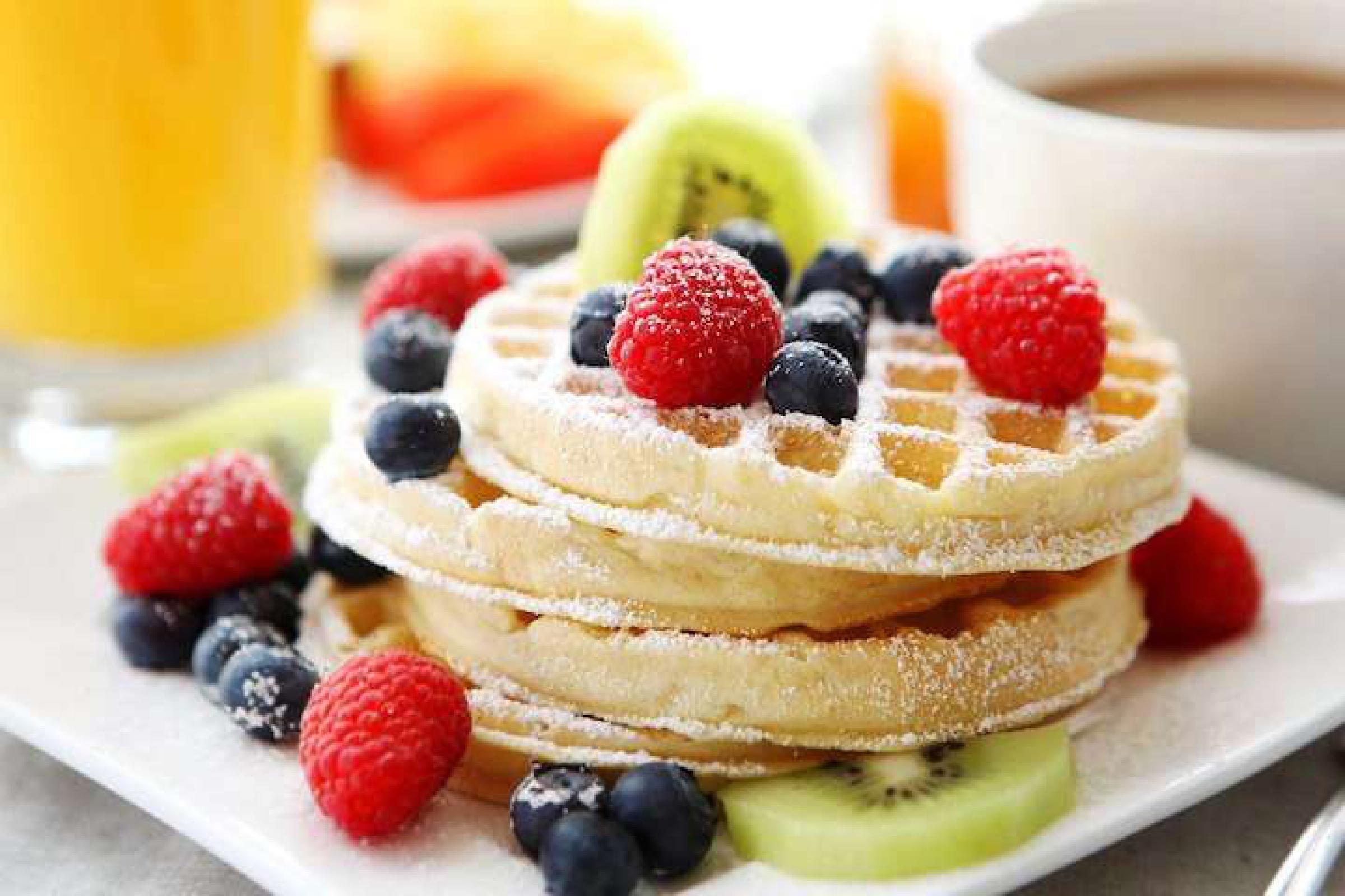 Top 15 Hotels Offering Free Hot Breakfasts for Travelers