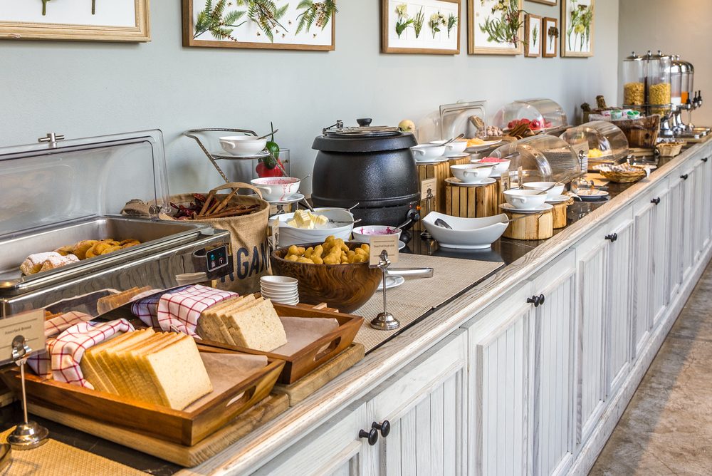 Top 15 Hotels Offering Free Hot Breakfasts for Travelers