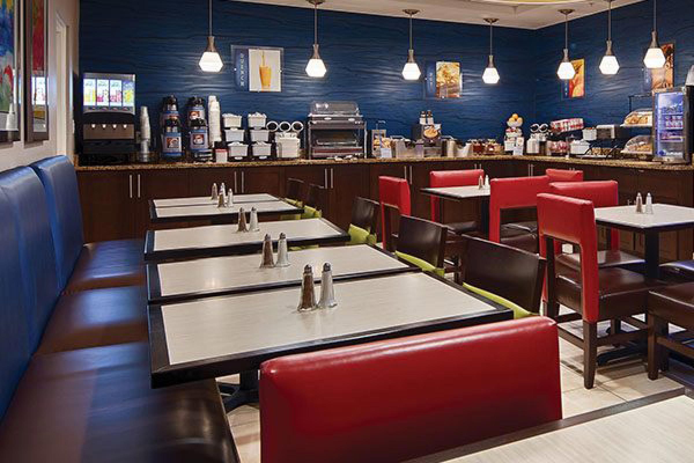 Top 15 Hotels Offering Free Hot Breakfasts for Travelers