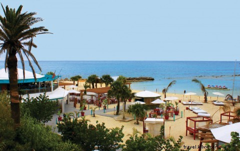 Bermuda Beach Dining: Sunset Meals & Resort Vibes